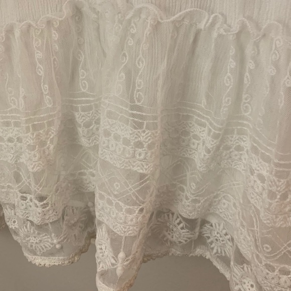 Easel White Flowy Shirt With Lace Sleeves and Trim - Picture 3 of 9